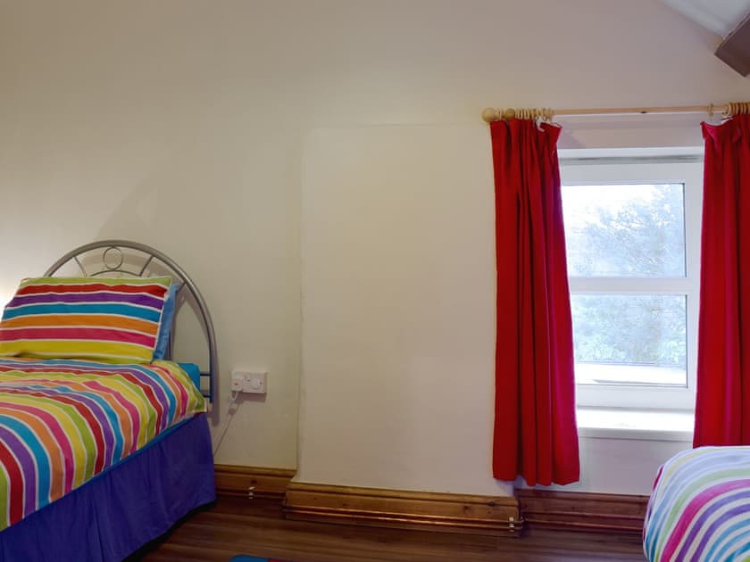 Twin bedroom | Bont Cottage, Kidwelly
