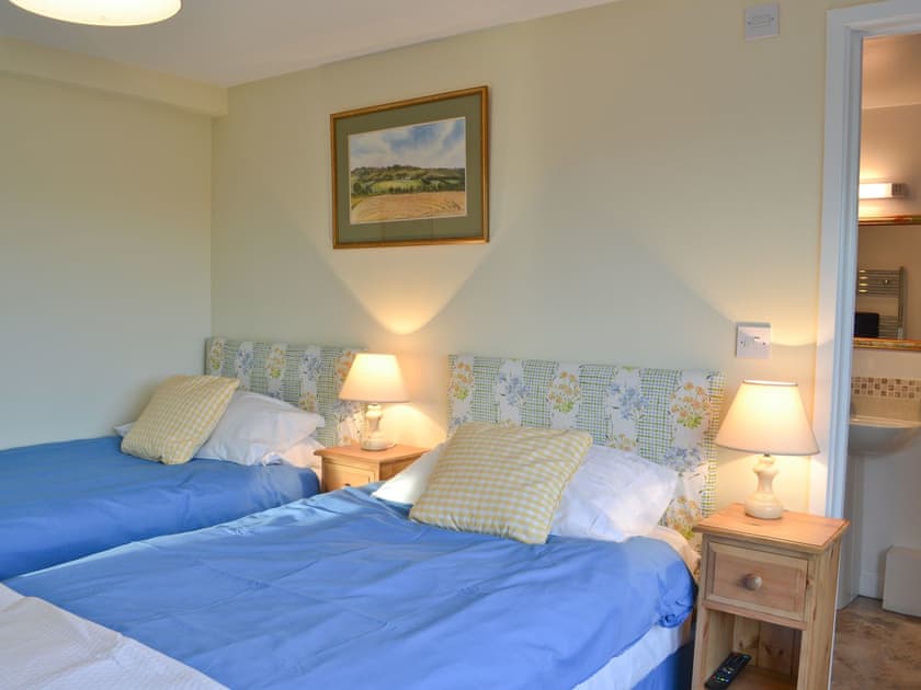 Twin bedroom | Romney Cottages - The Wagon Lodge, Peasmarsh, nr. Rye