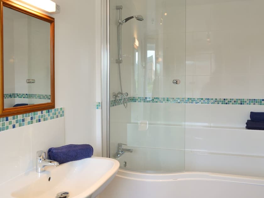 Bathroom | Romney Cottages - The Wagon Lodge, Peasmarsh, nr. Rye