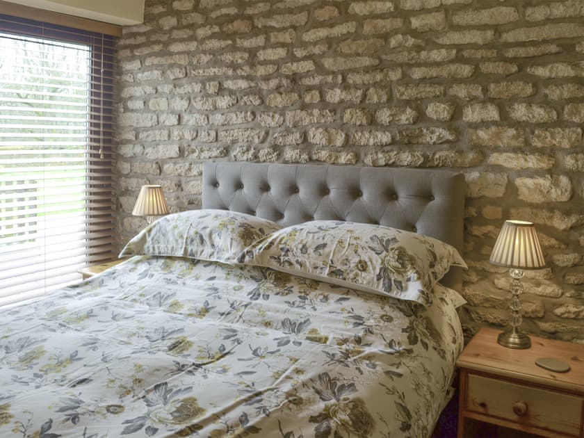 Ground floor Kingsize bedroom  | Kimlin Cottage - Kimlin Cottage and Jenny Spring, High Yedmandale near West Ayton