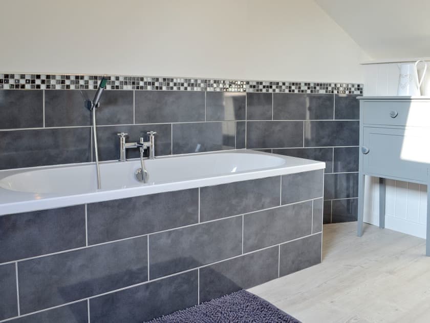Modern en-suite bathroom | Didfa, Llangoed, near Beaumaris