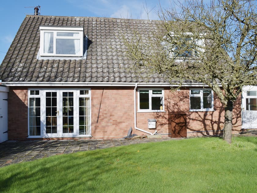 Exterior | Dinsel, Upton