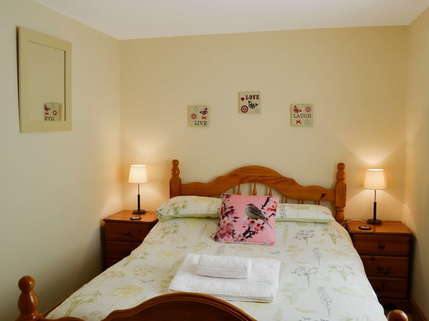 Relaxing double bedroom | Hen Ysgubor - Bwlchgwyn Equestrian Holidays, Arthog, near Fairbourne