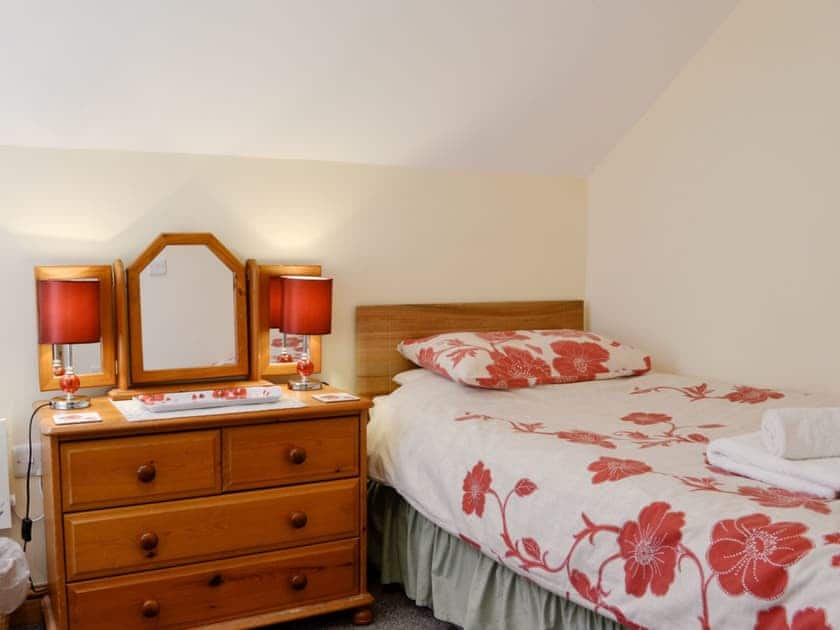 Spacious twin bedroom | Ysgubor Uchaf - Bwlchgwyn Equestrian Holidays, Arthog, near Fairbourne