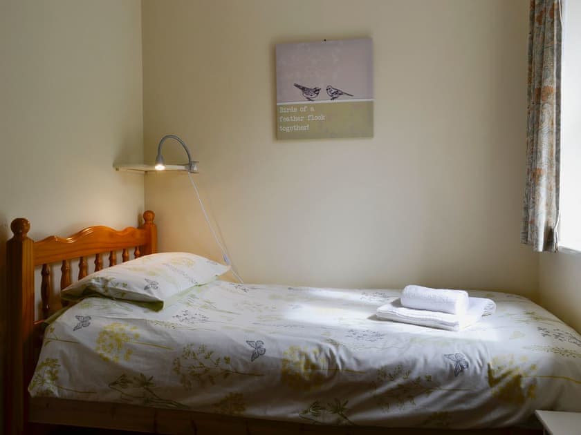 Light and airy single bedroom | Hen Ysgubor - Bwlchgwyn Equestrian Holidays, Arthog, near Fairbourne