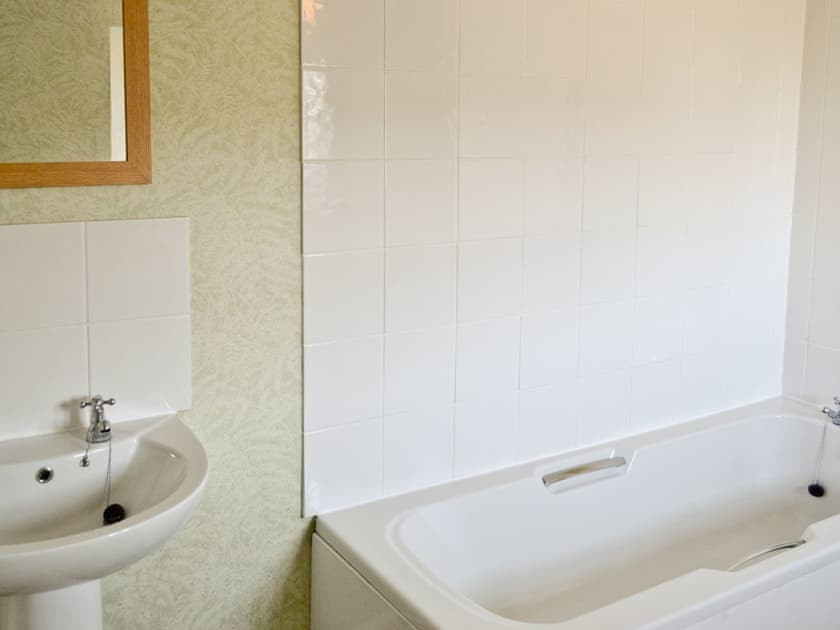 Bathroom | Twelve Oaks Holiday Cottages - Twelve Oaks Farmhouse, Teigngrace, nr. Newton Abbot