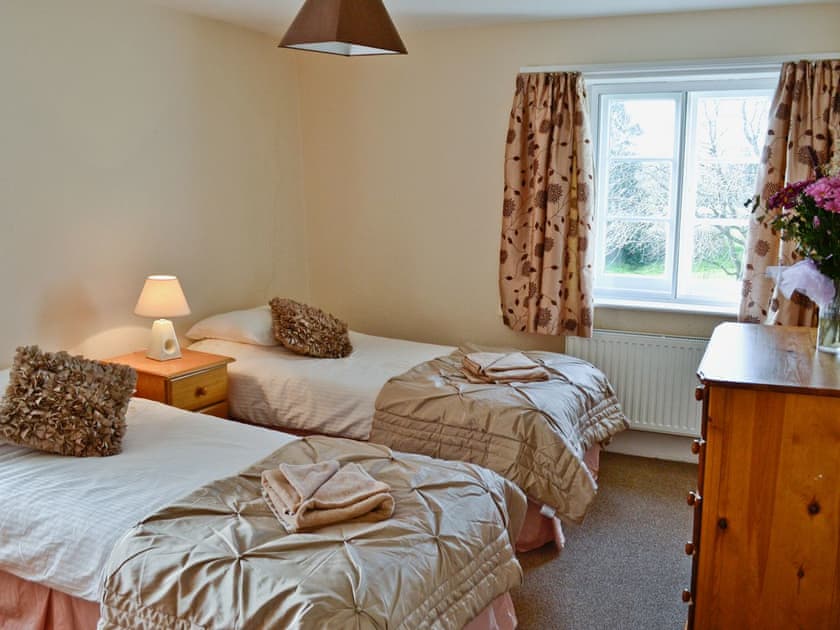 Twin bedroom | Twelve Oaks Holiday Cottages - Twelve Oaks Farmhouse, Teigngrace, nr. Newton Abbot