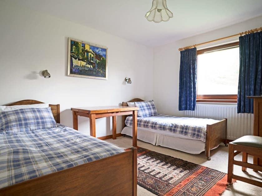 Well presetned twin bedroom | Rosmuire, Shandon, near Helensburgh