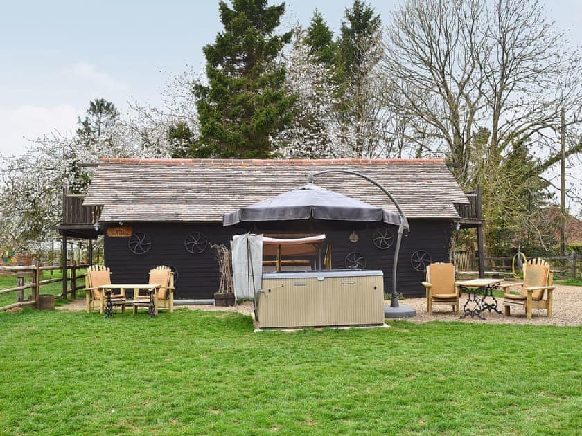 Hot tub and garden | Byre Cottages - Byre Cottage, Stelling Minnis, nr. Canterbury