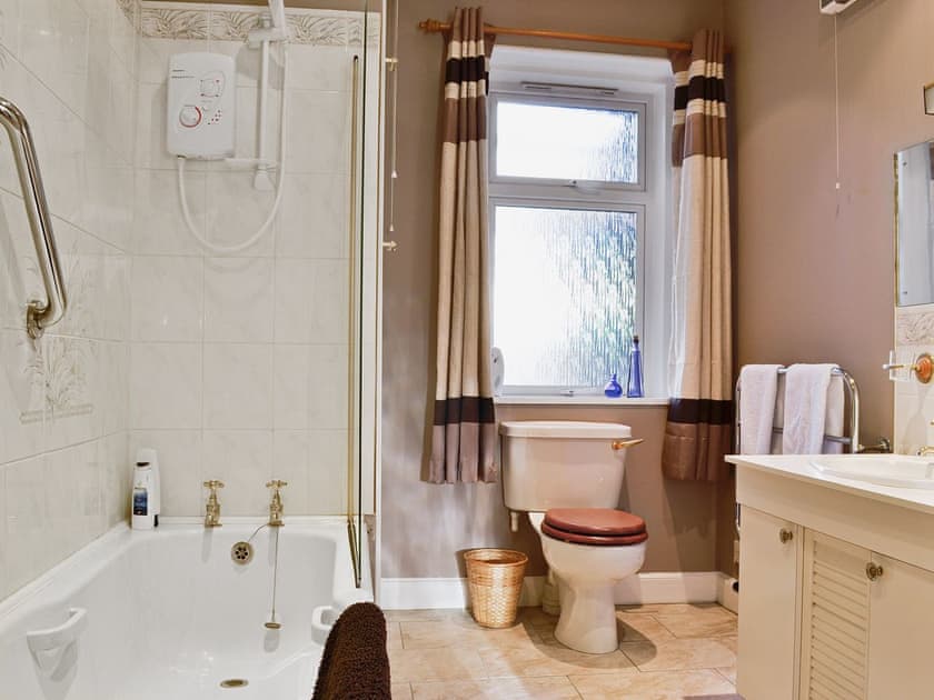 Bathroom | Garry Cottage, Pitlochry