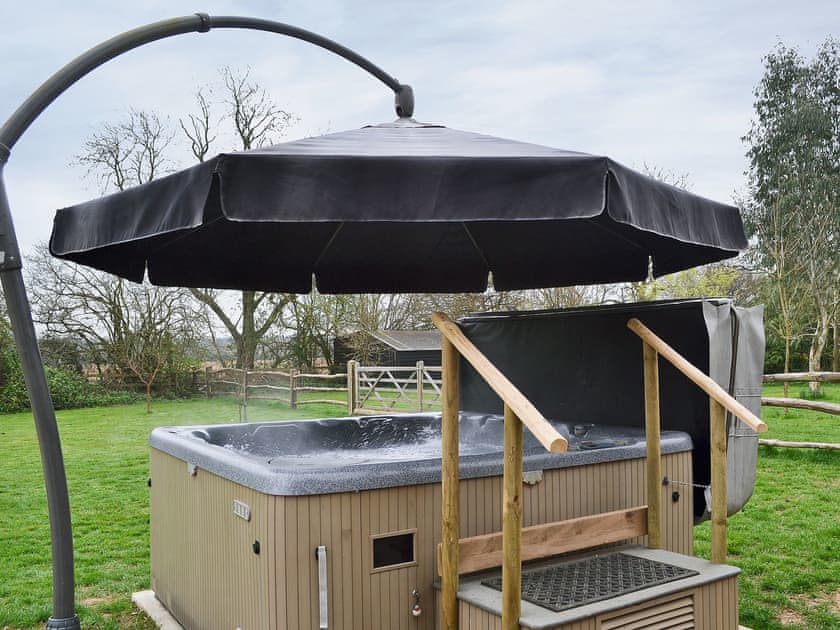 Hot tub | Byre Cottages - Byre Cottage, Stelling Minnis, nr. Canterbury