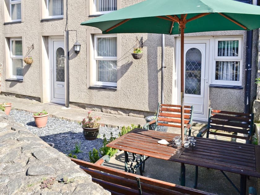 Sitting-out-area | Ty Capel Gosen, Trefor, nr. Caernarfon