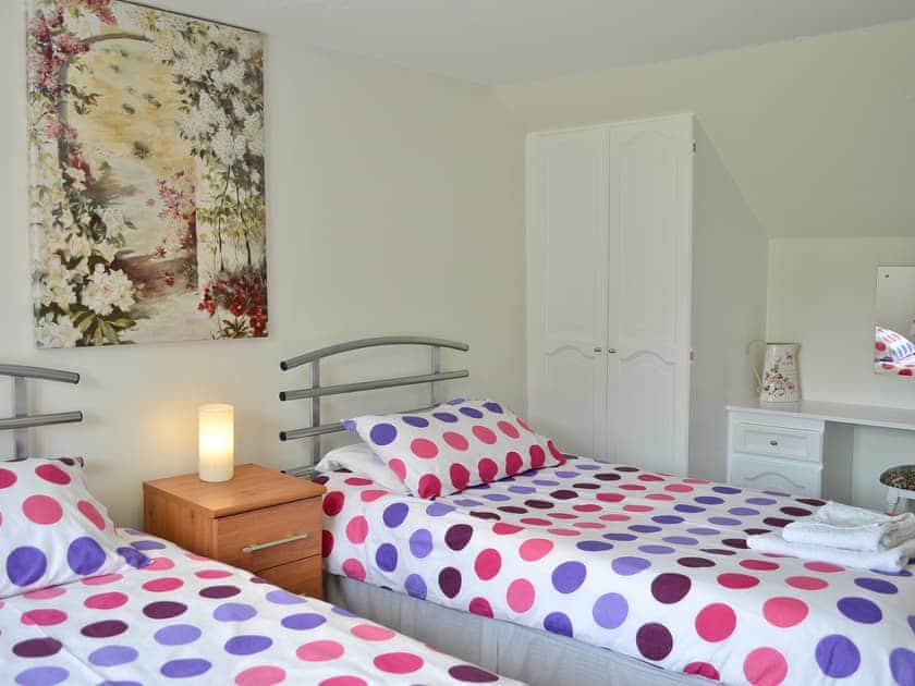 Twin bedroom | Riverton Lakes and Holiday Cottages -  The Lodge, Swimbridge, nr. Barnstaple