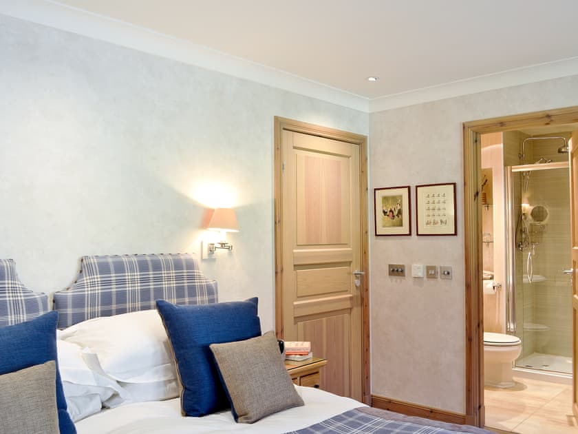 Lovely double bedroom with en-suite | River Lodge - Ness Castle Estate, Inverness