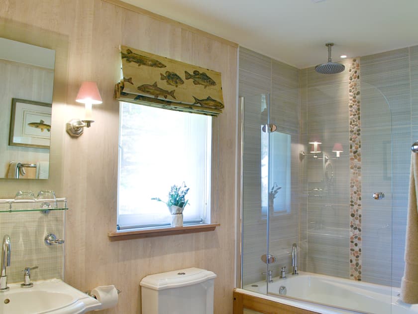 Tasteful en-suite | River Lodge - Ness Castle Estate, Inverness