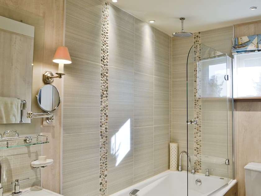 Beautiful modern en-suite | River Lodge - Ness Castle Estate, Inverness