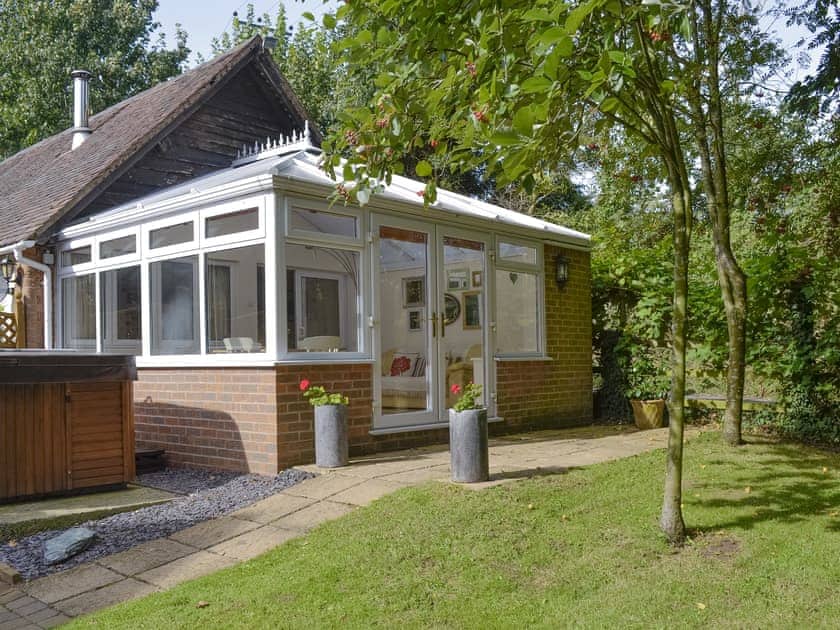 Appealing entrance via conservatory | The Old Winery Cottage, Newent