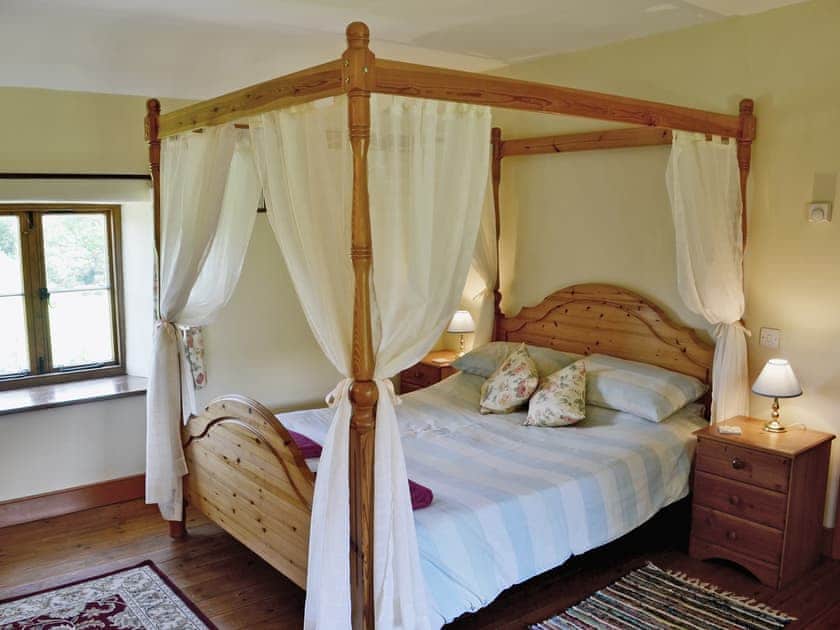 Four Poster bedroom | Strawberie Cottage, Nr. Beaminster