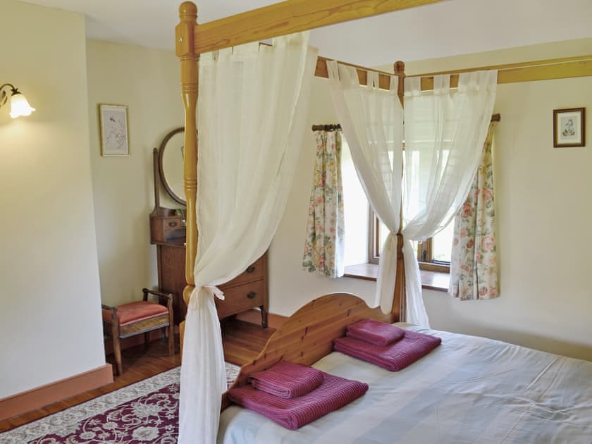 Four Poster bedroom | Strawberie Cottage, Nr. Beaminster