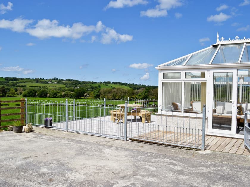Sitting-out-area | Cob Cottage, Llanddewi Brefi