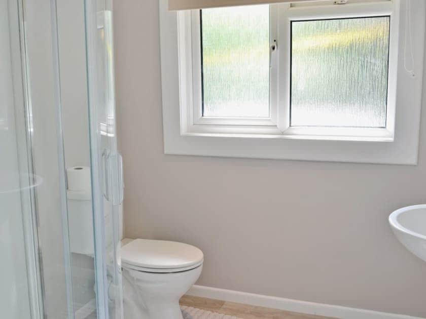 En-suite | Berridon Hall Lodges - Roscarrock, Bradworthy, nr. Holsworthy