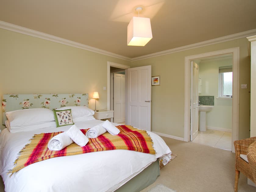 Attractive double bedroom with en-suite shower room | Carness West, North Ballachulish, Glencoe