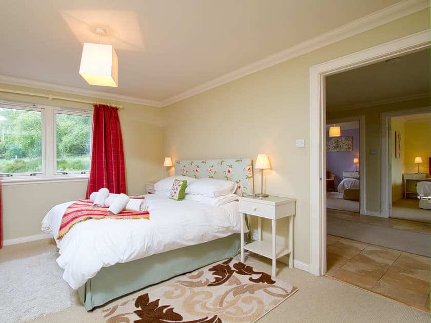 Attractive double bedroom with en-suite shower room | Carness West, North Ballachulish, Glencoe