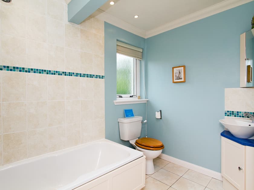 Stylish bathroom with over-bath shower | Carness West, North Ballachulish, Glencoe