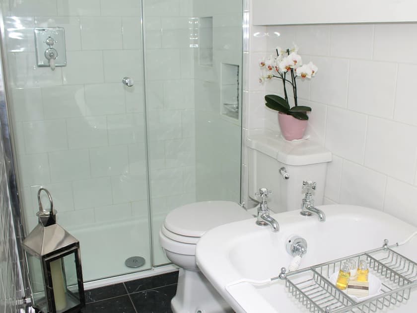 Bespoke shower with full sized, freestanding Victorian bath | Pond View Cottage, Brantingham, near Beverley