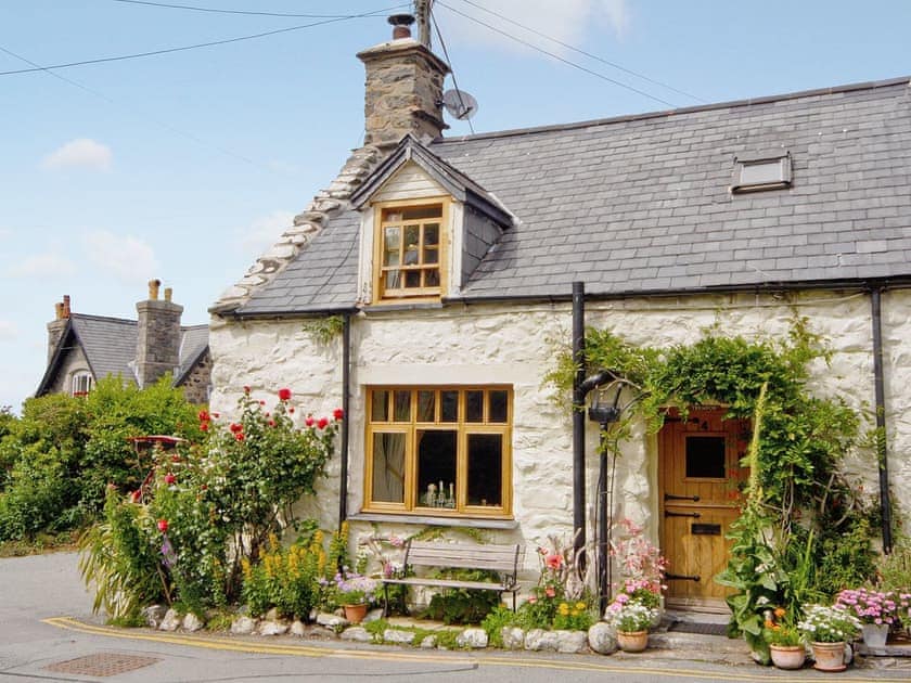 Charming 17th Century stone cottage a short walk from the beach | Tremfor, Llwyngwril, near Fairbourne