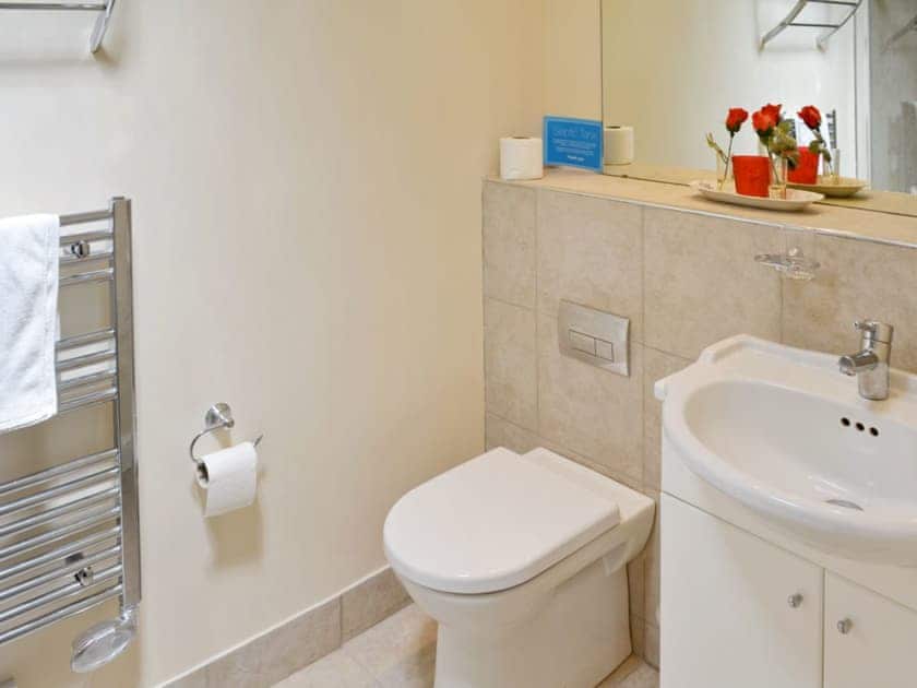 Bathroom | Pencrennow Farm Cottages - The Roundhouse, Perranporth