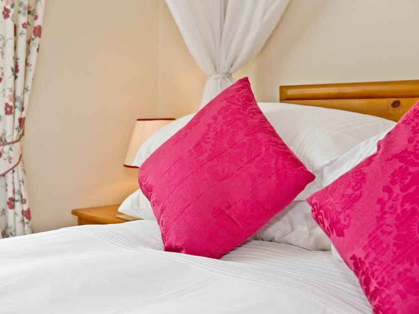 4 poster double bedroom | Cherry Tree Cottage, Bellerby, Wensleydale