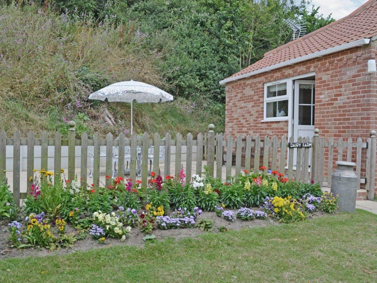 Dairy Farm Cottages Dairy Farm Cottage Ref 30021 In West