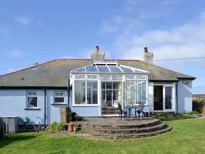 Gorgeous single storey cottage with patio to rear | Pen y Coed, Fairbourne