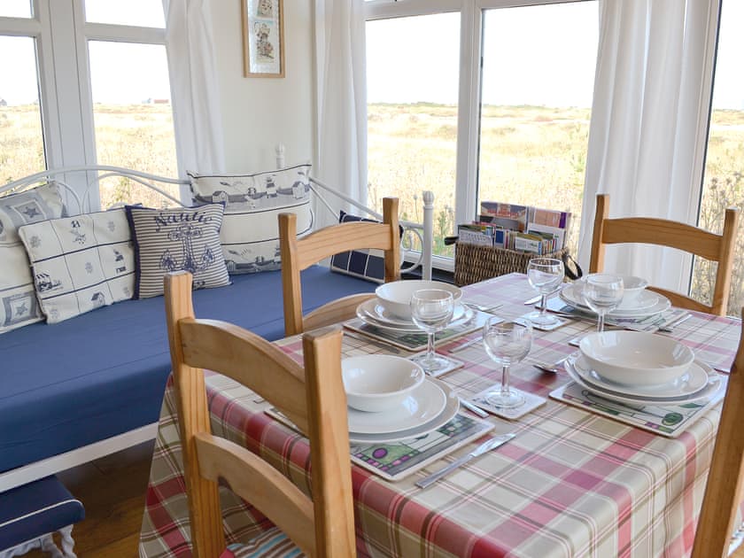 Living room with single day bed/dining area | Les Quatre Vents, Dungeness