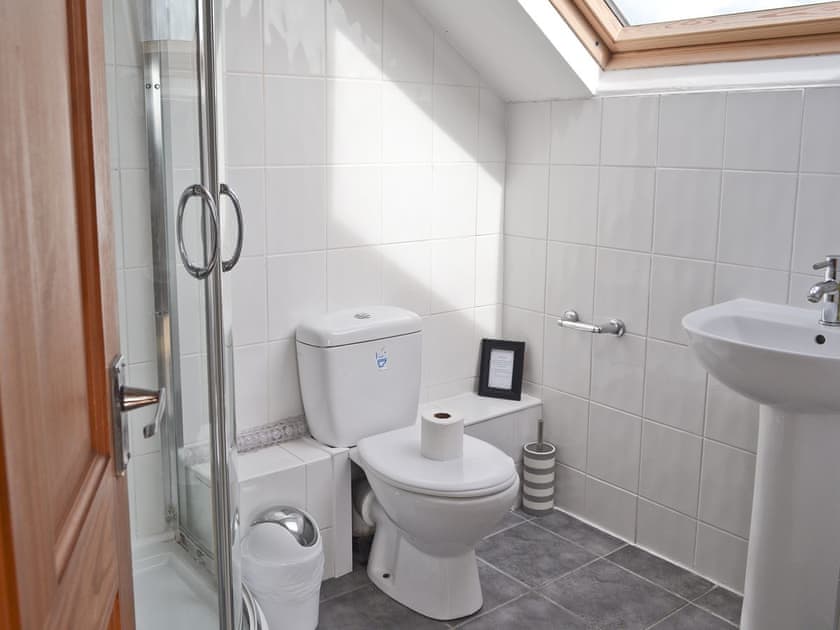 Bathroom | Gwelfor, Trearddur Bay, Anglesey