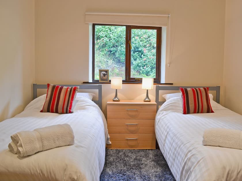 Twin bedroom | Mill Farm Holiday Cottages - Red Kite Cottage, Heyope, nr. Knighton