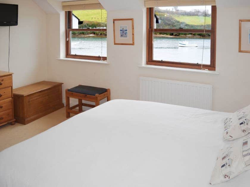 Double bedroom with fantastic water views | Island Quay 10, Salcombe