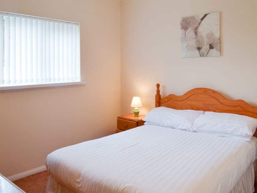 Warm and inviting double bedroom | Honeysuckle Bungalow - Devon Palms, Maidencombe, near Torquay