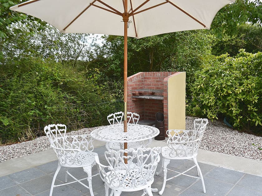 Sitting-out-area | Bont Cottage, Kidwelly