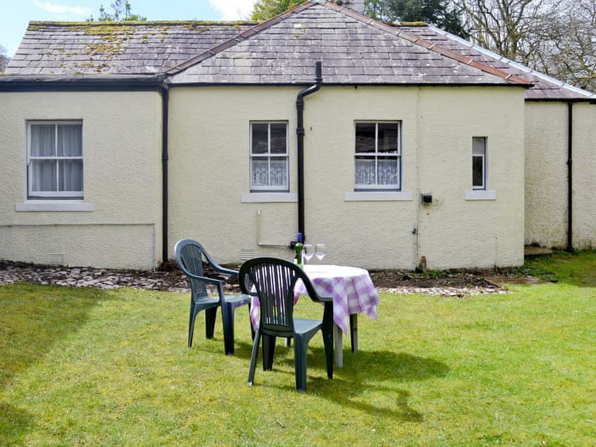 Sitting out area in garden | Gardener’s Cottage - Bargaly Estate, Palnure near Newton Stewart