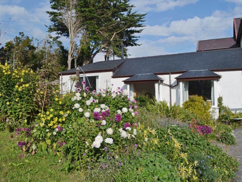 Delightful cottage set in a sunny position | Haulfryn Cottage, Llandegfan, near Menai Bridge