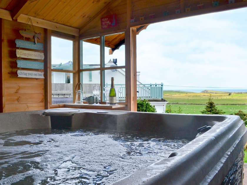 Hot tub | Salem Fach, Llanfairynghornwy