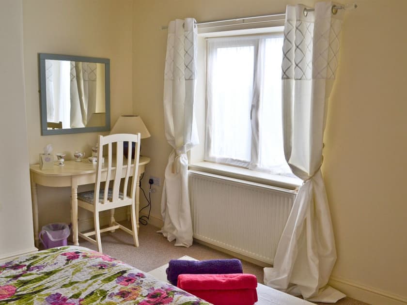 Double bedroom | Riverbank Cottage, Althorpe, nr. Scunthorpe
