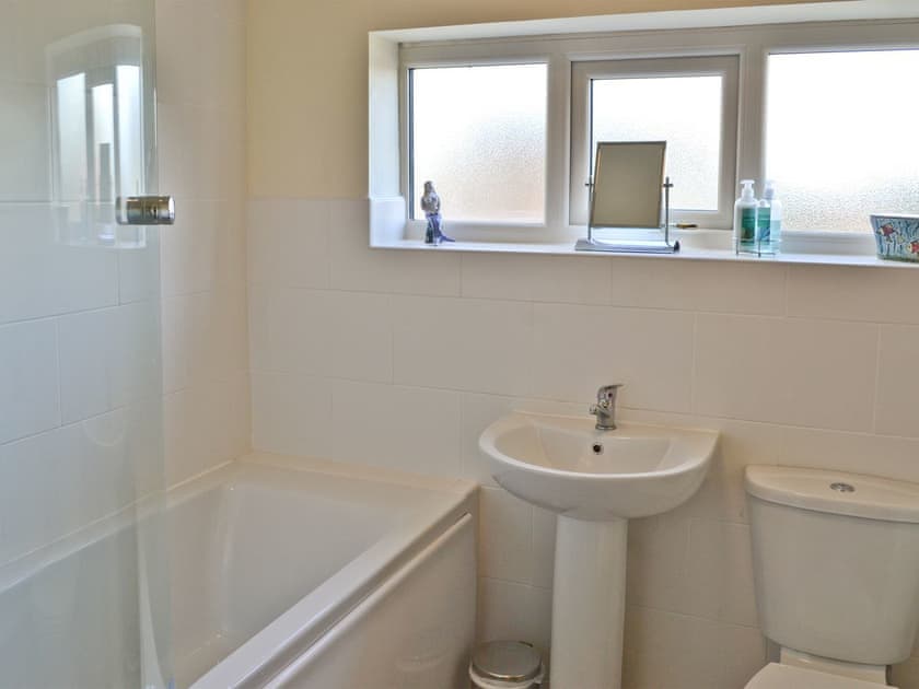 Bathroom | Riverbank Cottage, Althorpe, nr. Scunthorpe