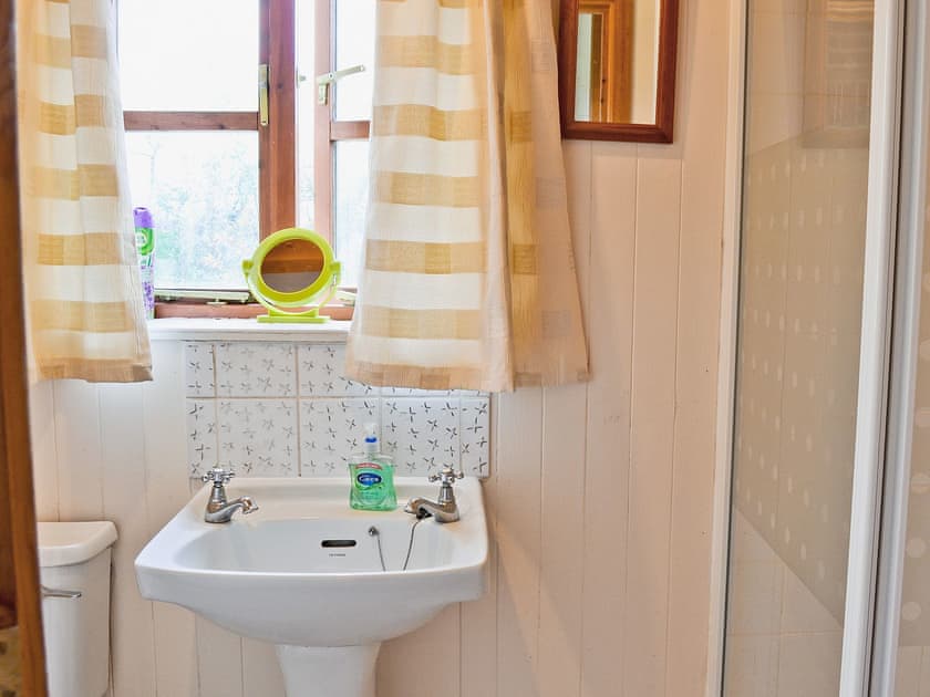 Bathroom | The Wheelwrights Post - Walnut Tree Cottage, Burgate, nr. Fordingbridge