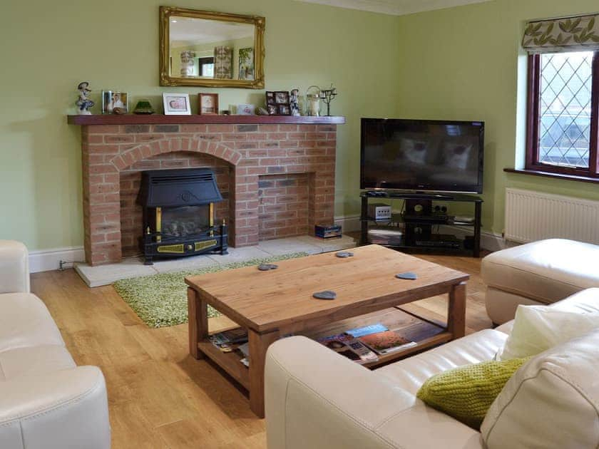 Living room/dining room | Gearys, Totland, nr. Freshwater