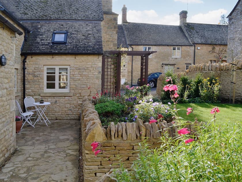 Sitting-out-area | Lantern Cottage, Longborough