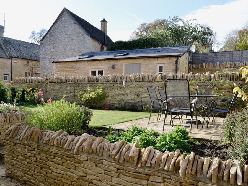 Sitting-out-area | Lantern Cottage, Longborough