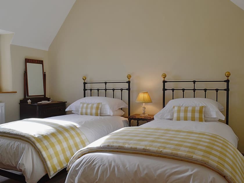 Twin bedroom | Lantern Cottage, Longborough